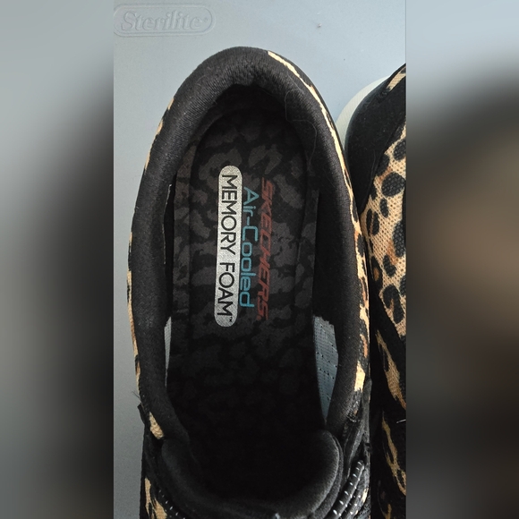 Skechers Women's Leopard Print Sneakers NEW 9.5 - Picture 2 of 6